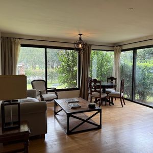 Apartamento En Carrasco Con Impresionante Jardín