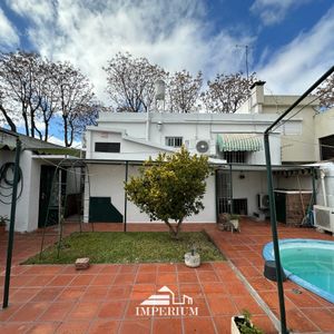 Venta Casa 2 Dormitorios, Con Patio, Piscina Y Barbacoa