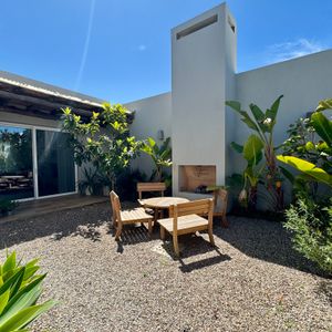 Venta Moderna Casa De 3 Dormitorios Y Servicio En Lomas De Carrasco La Tahona