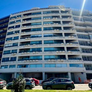 Apartamento De 4 Dormitorios Sobre La Rambla De Pocitos