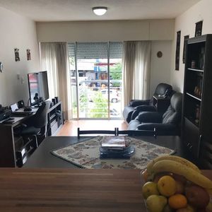 Alquiler Amueblado En Pocitos De 1 Dormitorio, Piso 1 Al Frente Con Balcon, Seguridad Y Salon De Uso Comun