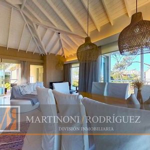 Casa En Venta / La Barra A 1 Cuadra De La Playa Montoya Con Vista Al Mar.
