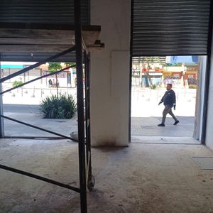Alquiler Local Comercial Cordon Sobre 18 De Julio, Muy Amplio!