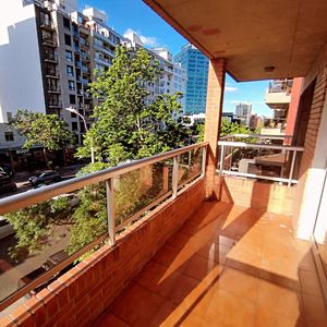 Exclusivo Apartamento En Alquiler En Pocitos: Luminoso, Con Balcón Al Frente Y Vistas Despejadas