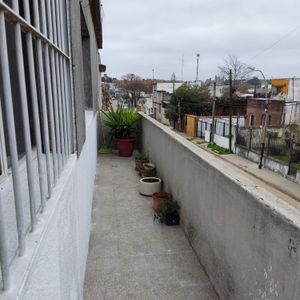 Casa De Altos Al Frente, Muy Iluminado Con Espacios Amplios Y Buen Metraje. 49m2.
