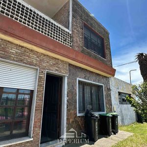 Vendo Casa En Las Piedras Con 4 Dormitorios Amplio Terreno, Piscina, Y Garage