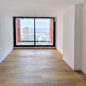 Venta Apartamento 2 Dormitorios, Terraza Con Vista Al Mar Y Cocina Definida En Centro