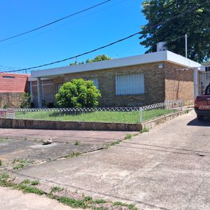 Venta Casa La Paz 3 Dormitorios Galpón Y Apartamento Jardín Fondo Garaje Acepta Banco