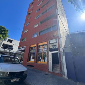 Amplio Apartamento En Zona Centro.- 3 Dorm 1 Baño, Vista Despejada
