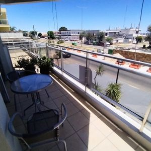 Apto 2 Dorm Con Garage. Rambla De Piriápolis.