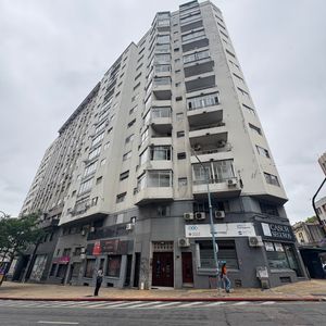 Venta- Apto Centro, Sobre Av. Libertador, 2 Dorm, 2 Baño Y Balcones.