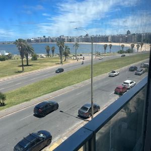 Rambla: Exclusivo Apartamento De 3 Dormitorios Con Servicio Completo Y Garage