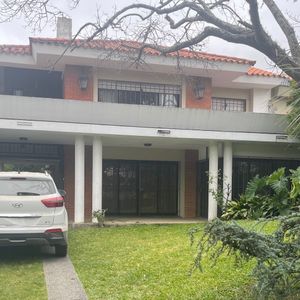 Casa Alquiler Muy Buena 4 Dormitorios Y Serv. Calef, Buen Fondo, Muy Segura