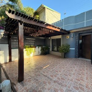Venta Casa De 1 Dormitorio Con Jardín, Patio Y Cochera