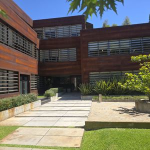 Exclusiva Oficina Premium En Carrasco: Tres Ambientes Definidos, Recepción Y Ubicación Estratégica