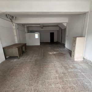 Local Comercial, Calle Florida Y Canelones, Al Frente Con Cortina Metálica 74m.