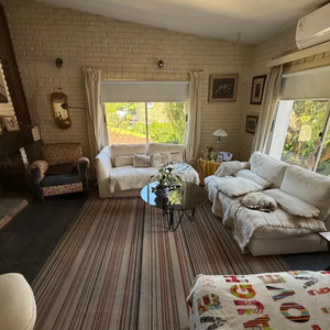Venta Casa De 4 Dormitorios Y 4 Baños En Carrasco Con Parrillero, Patio Amplio Y Cochera