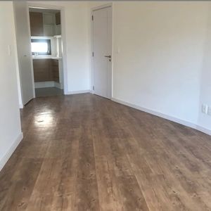 Alquiler En Pocitos, A Pasos De La Rambla, Edificio Moderno, 1 Dormitorio Y Terrazas