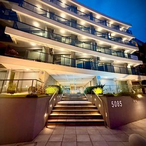 Venta Apartamento 2 Dorm. Frente A La Rambla Con Gran Patio Y Garaje.