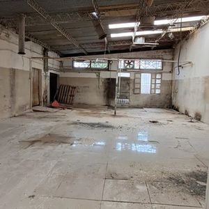 Alquiler Galpon Para Deposito En Barrio Tres Cruces, 2 Baños, Entrada De Vehiculos