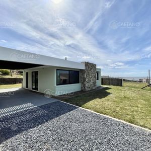 Venta Casa - 2 Dormitorios + Piscina - Punta Colorada