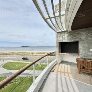 Venta Apartamento  2 Dormitorios + Servicio. Playa Mansa, Punta Del Este