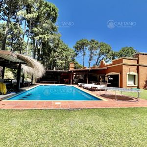 Casa En Barrio Residencial Con 3000 M2 De Parque