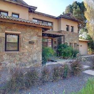 Moderna Y Amplia Casa En Barrio Privado
