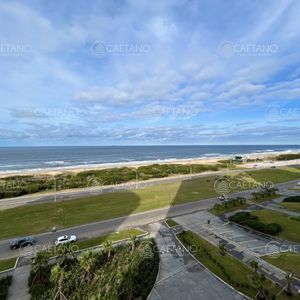 Venta Apartamento Punta Del Este Con Vista Al Mar. 4 Dormitorios