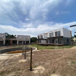 Venta Casa 3 Dormitorios. La Barra, Punta Del Este.