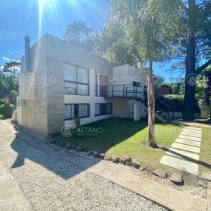 Casa Moderna De Piedra Zona Pinares