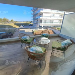 Departamento De 2 Dormitorios En Venta, Playa Brava, Punta Del Este. Silente