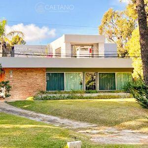 Casa En Venta En Pinares, Punta Del Este - Estilo Acogedor Con Jardín Y Cerca De La Playa