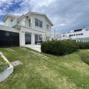 Venta Casa 6 Dormitorios. Peninsula, Punta Del Este.