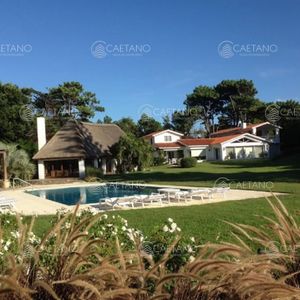 Excelente Propiedad De 6 Dormitorios Con Gran Parque Y Piscina.