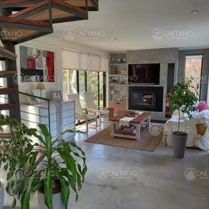 Moderna Casa De Dos Plantas En San Rafael
