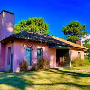 Casa En Venta De Tres Dormitorios En Lugano Playa Mansa