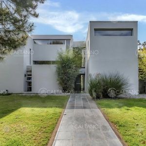 Venta Casa 5 Dormitorios. Playa Brava, Punta Del Este.