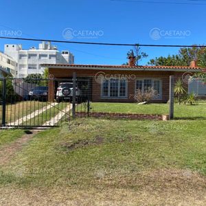 Casa En Pinares, Punta Del Este Muy Próxima Al Mar