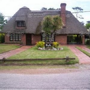 Casa En Pinares, 4 Dormitorios *