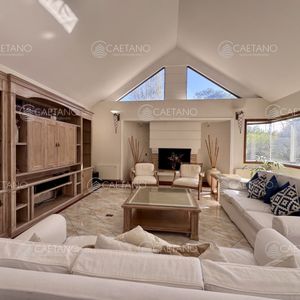 En Alquiler Maravillosa Casa En Zona San Rafael, Cuenta Con Ambientes Amplios Y Luminosos.