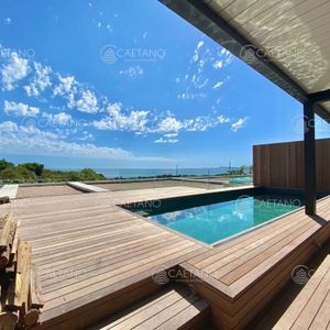 Casa De Tres Dormitorios En Frente Al Mar En Venta, Punta Ballena