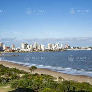 Departamento En Venta, Torre Tamanaco, Frente Al Mar. Punta Del Este.