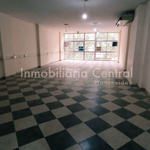 Edificio De Locales Y Plantas Comerciales En Cordón - Alquiler