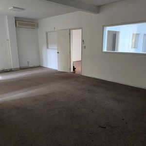 Casa En Alquiler En Centro, 4 Dormitorios, 2 Altillos, Balcón, Solo Para Oficinas