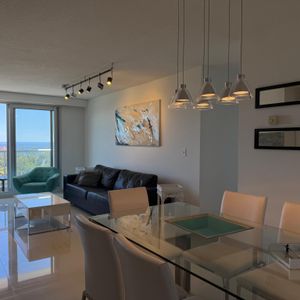 Se Vende Apto Equipado De 3 Dormitorios Y 2 Baños En Cantegril Con Garage En Punta Del Este