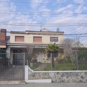 Venta Casa Ubicada En Punta Gorda Sobre Avenida.