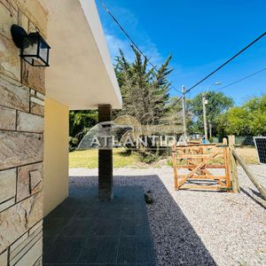 Venta De Propiedad Con Terreno Esquina, Las Toscas, Reciclada, 3 Dorm, 2 Baños. Inm Atlántida.