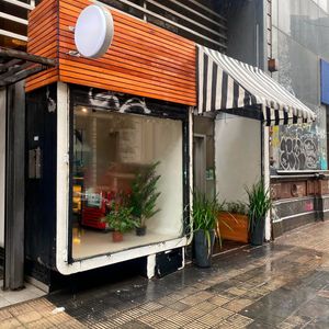 Alquiler Local Comercial Sobre Calle Colonia, 130m2 En Tres Niveles Y Dos Baños