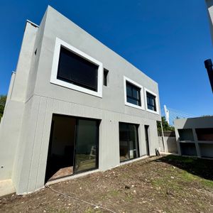 Venta Casa A Estrenar 3 Dormitorios Con Jardin En Barra De Carrasco